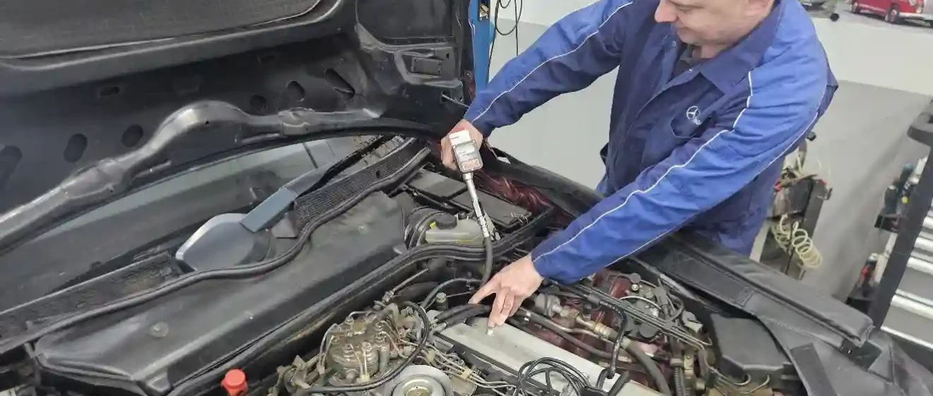 compressietest Mercedes oldtimer bewerkt